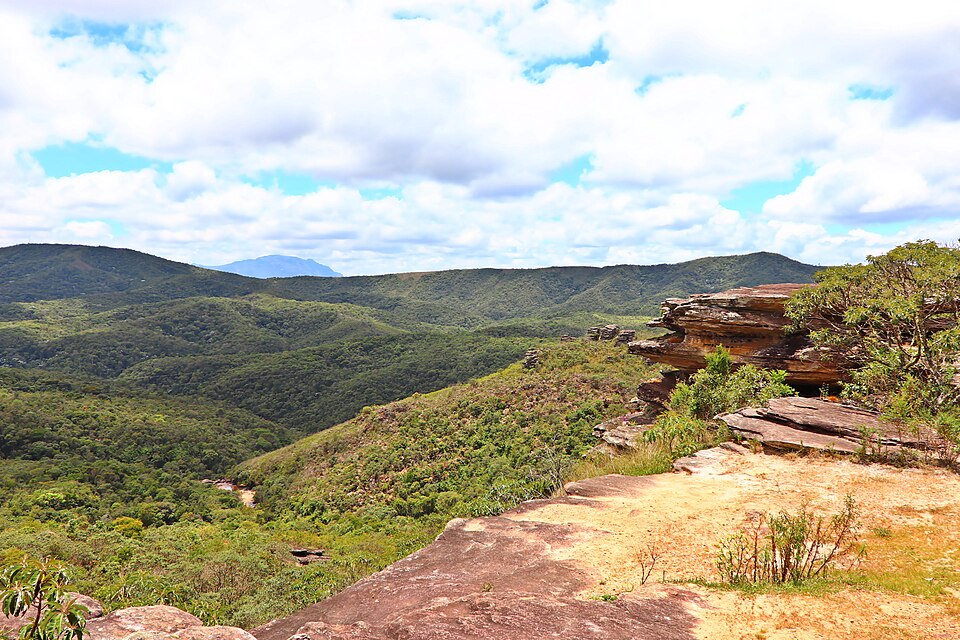 Lajes de pedra e vales verdes no Parque das Andorinhas