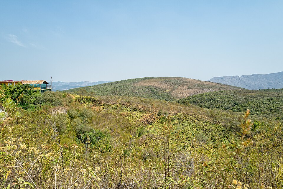 Campos e serras ao redor de Lavras Novas num dia de céu limpo