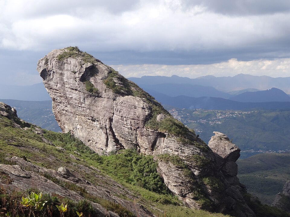 Rocha inclinada do Pico do Itacolomi com as serras de Minas ao fundo