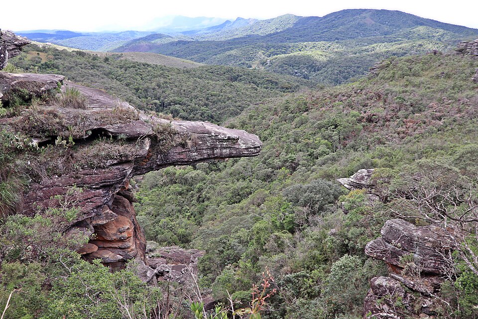 Pedra do Jacaré, laje de quartzito em balanço sobre um vale coberto de mata