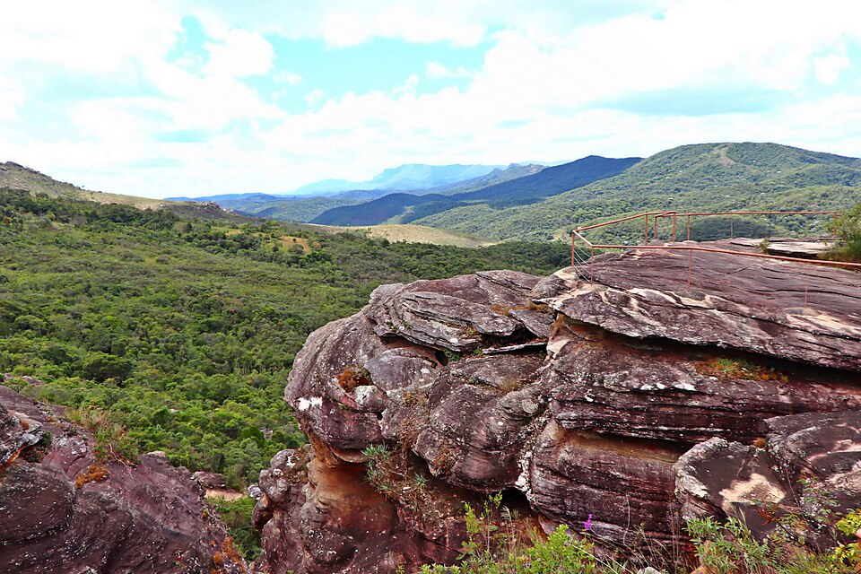 Lajes de quartzito avermelhado num mirante sobre os vales da Área de Proteção Ambiental Cachoeira das Andorinhas