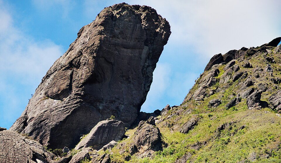 Grande bloco de rocha do Pico do Itacolomi visto de perto
